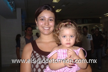 30062008
Cynthia Abularach y la niña Natalia viajaron a Cancún
