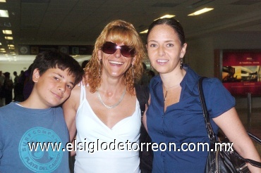 30062008
Inés Arjona y María Amparo Arjona viajaron a Cancún, fueron despedidas por Tamar Fiszman