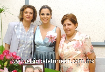 16062008
Ana acompañada por su mamá Laura Delgado y su suegra Elizabeth Villegas.