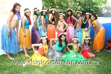 16062008
Luisa acompañada de sus amigas Angélica, Ana Luz, Georgia, Karina Eunice, Adelina, Valeria, Mireya, Paulina, Andrea, Jéssica, Jazmín y Claudia.