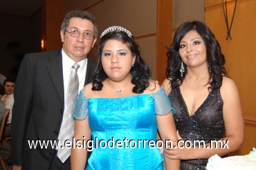 18062008
Tania Paola García Vázquez en compañía de sus padres Juan García y Leticia Vázquez