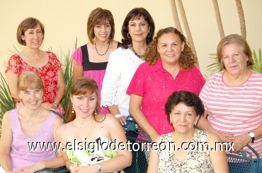 19062008
Sabrina acompañada de un grupo de familiares y amigas.