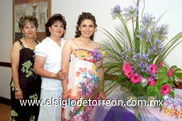 20062008
La festejada acompañada con las organizadoras de su despedida María Estela Silveyra de Lavín y Chacha Guajardo de Luna