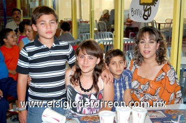 19062008
Óscar, Daniela e Iván Cantú y Gabriela García de Cantú