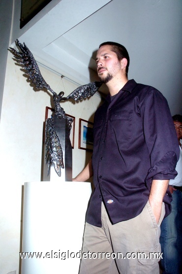 22062008
David Madero, junto a su obra.