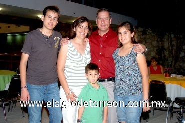 22062008
Eduardo Morales y Angelina Verano con sus hijos Daniel, Angelina y Eduardo