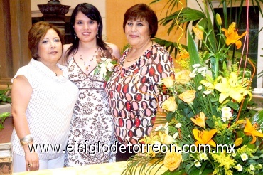 24062008
Gaby con las organizadoras de su despedida Lidia de Holguín y Rosalinda de Caraveo.