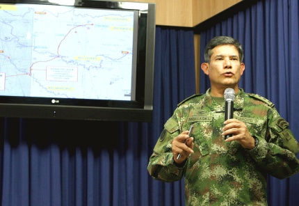 El comandante de las fuerzas militares de colombia, general freddy padilla de león, explica los detalles de cómo el ejército de colombia rescató sanos y salvos, en el departamento del guaviare (sur), a la ex candidata presidencial ingrid betancourt, a los tres contratistas estadounidenses thomas howes, keith stansell y marc gonsalves, y a once militares colombianos secuestrados por las farc.