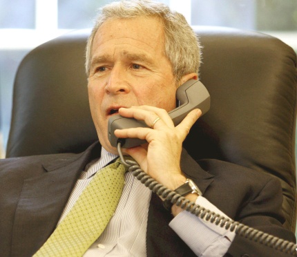 El presidente George W. Bush alogió  a su colega colombiano Álvaro Uribe por la operación militar en la que fueron rescatados la ex candidata presidencial Ingrid Betancourt, tres estadounidenses y 11 militares. La felicitación se produjo durante una llamada telefónica, poco después de darse a conocer públicamente la noticia, dijo Gordon Johndroe, vocero de la Consejo Nacional de Seguridad.