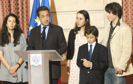 Betancourt habló al pie del avión que la trajo a Bogotá con doce de los quince liberados, y aseguró que no olvidará a quienes siguen secuestrados, para lo cual tendrá el apoyo del presidente de Francia, Nicolas Sarkozy. 'Con el presidente Sarkozy vamos a seguir luchando por la libertad de los que quedaron cautivos', dijo Betancourt, quien agregó que si la liberación no se consigue por la vía de la negociación, hay que tener 'confianza en las Fuerza Militares' colombianas.