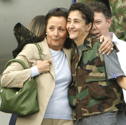Colombia rescató a la ex candidata presidencial Ingrid Betancourt y otros 14 rehenes que estaban en manos de las FARC, después que infiltrados militares engañaron a los guerrilleros para que los entregaran.