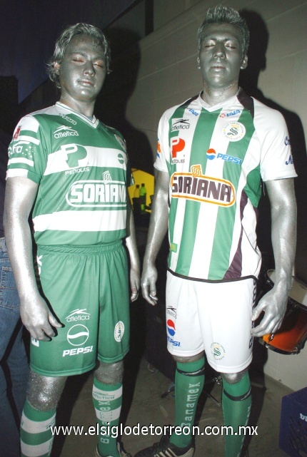 El uniforme Retro, conmemora el 25 aniversario, el cual lleva franjas horizontales verdes y blancas.