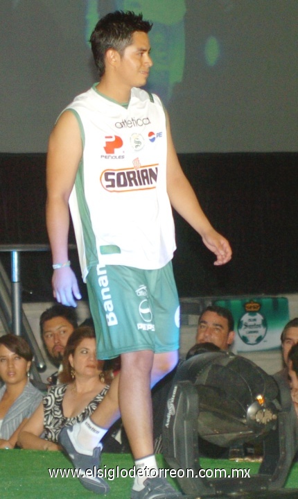 El uniforme de entrenamiento no cambió mucho, ya que conservó el mismo diseño del torneo anterior, excepto la marca refresquera.