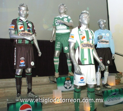 La camiseta le da un parecido con la de un equipo español y con la del desaparecido Nacional de Guadalajara.