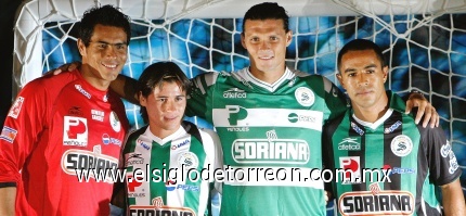Los jugadores Iván Estrada, Francisco Torres, Oswaldo Sánchez y Fernando Ortiz, portaron los nuevos uniformes del campeón Santos Laguna.