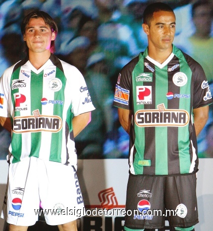 Iván Estrada portó el uniforme de local y Paco Torres usó el uniforme de visitante.