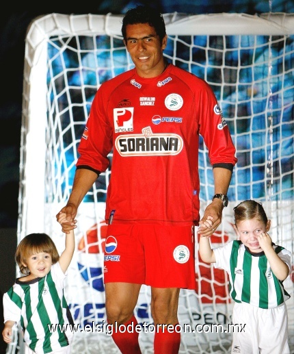 El portero Oswaldo Sánchez, modeló su uniforme que vestirá en el Torneo Apertura 2008.
