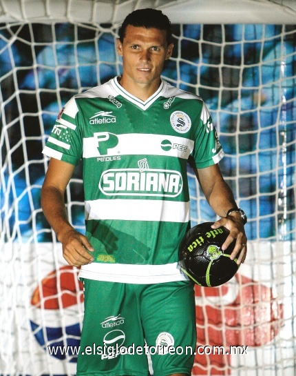 Todos los uniformes portan el logotipo conmemorativo a los 25 años del club donde aparecen las tres estrellas de campeones.
