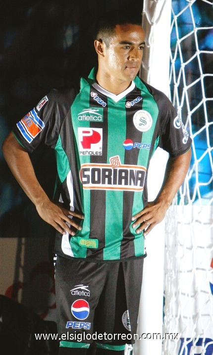 Sin embargo también se presentó un uniforme que mantiene la tradición.