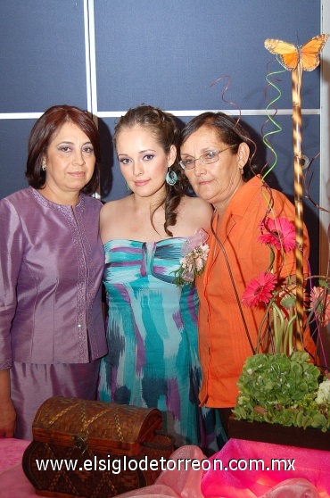 01072008
Lorena con las anfitrionas Martha Celma Hernández de Carmona y Georgina Maycotte de Galván