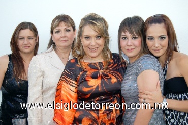 02072008
Karla en la compañía de su mamá Patricia Nájera de Díaz Flores y hermanas Pamela, Jéssica y Daniela
