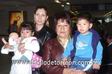 02072008
Alejandra Fragoso, Virginia Manzera y los niños Valeria y Gabriel Aguilar viajaron a la Ciudad de México