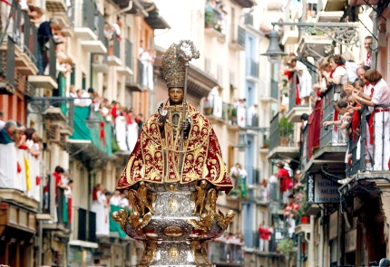 Tres celebraciones independientes están en su origen: los actos religiosos en honor a San Fermín, desde antes del siglo XII, las ferias comerciales y las corridas de toros, documentadas ambas desde el siglo XIV.