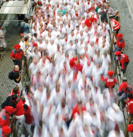 Una de las actividades más famosas de los Sanfermines es el “Encierro”, que consiste en una carrera de unos 800 metros delante de los toros y que culmina en la plaza de toros.