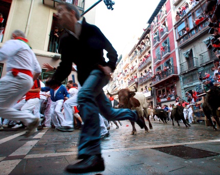 Pamploneses de toda la vida, corredores expertos, junto con cientos de turistas de todas partes del mundo y españoles, se atrevieron a conducir a los toros desde los corrales donde pasaron la noche hasta la plaza de toros.