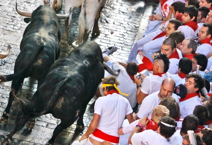 Las calles de Pamplona se llenaron de miles de personas, unas armadas de valor y otras, inconscientes del riesgo, dispuestas a correr delante de los toros.