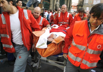 Un parte médico oficial informó que un hombre español, de 37 años y vecino de la localidad de Lekunberri, muy próxima a Pamplona, presenta un hemoneumotórax, fracturas costales y rotura de bazo, por lo que se prevé que sea intervenido quirúrgicamente en el Hospital de Navarra.