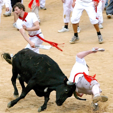 Centenares de personas tomaron parte en la carrera del primer encierro de las fiestas de San Fermín.