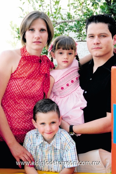 ¡Cumplen 6 y 4 años!
Ileana Dávila de Ramírez y Roberto Ramírez con sus hijos Daniela y Roberto.