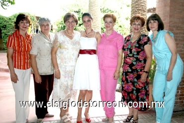 03072008
Jacqueline Jaik Mendoza lució feliz en su despedida, acompañada de las asistentes a su festejo