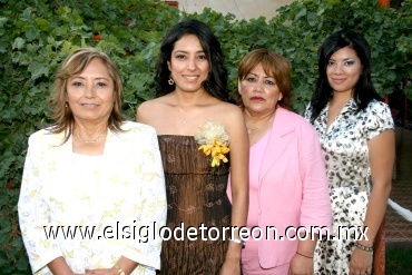 04072008
Cynthia Valeria acompañada por Lupita Segovia de Muñoz de León, Carmen Cruz de Castañeda y Carmen Castañeda Cruz