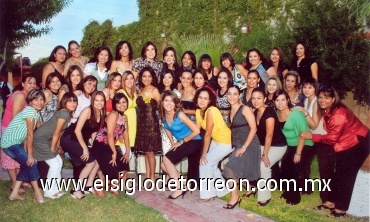 04072008
La festejada acompañada por familiares y amigas en su despedida de soltera