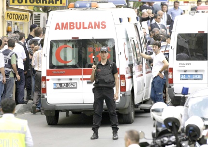 La policía ha expresado sus sospechas de que los hombres armados estuvieron relacionados con Al Qaeda, aunque el ataque no presentó los sellos característicos del grupo extremista, como ataques coordinados de suicidas con explosivos que causan decenas de muertos.