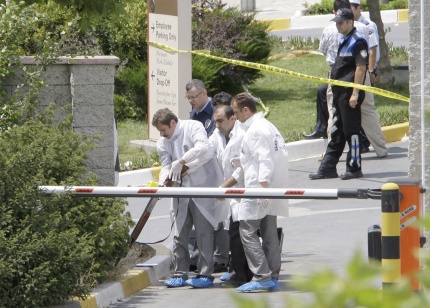 Los atacantes armados corrieron entonces hacia un retén a la entrada del consulado, donde mataron a otros dos policías. Los agentes devolvieron los disparos, matando a los tres atacantes, todos turcos, mientras varias personas huían en busca de algún refugio.
