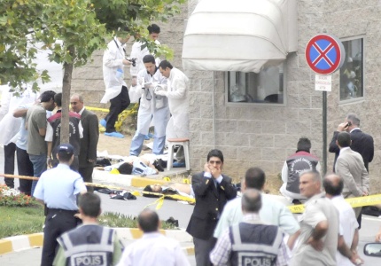 Investigadores turcos tratan de determinar si alguno de los hombres armados que participaron en el ataque tienen relación con la organización terrorista Al Qaeda.