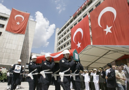Hombres armados atacaron un
retén de centinelas situado a la entrada del Consulado estadounidense en Estambul y en el tiroteo murieron tres
agentes y tres atacantes.