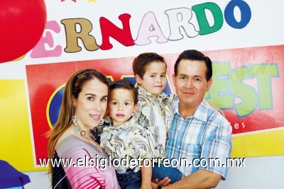 Cumple 6 años
El festejado junto a sus papás Verónica Saracho de Murillo y Bernardo Murillo Samper, así como su hermano Ferrán Murillo Saracho.
