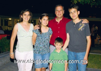 Eduardo Morales y Angelina Verano con sus hijos Daniel, Angelina y Eduardo.