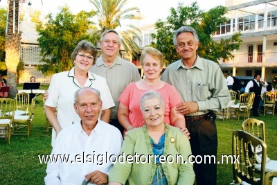 Celia Jalife y Javier Iriarte, Susana Schott y Jaime Gutiérrez, Edelmiro y Estelita Morales.