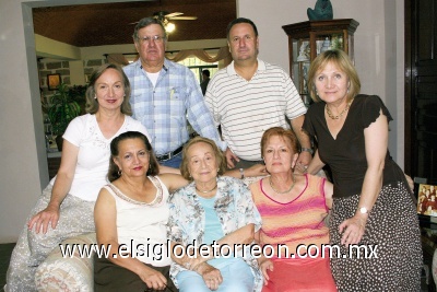 Festeja sus 87 años
María de la Luz Valdés de Berlanga junto a sus hijos Raúl, Ricardo, Adriana, Aurora, Irma y Marilú Berlanga Valdés.