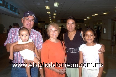 03072008
Delia Goytia se fue a Los Ángeles, California fue despedida por Ignacio, Marcela, Israel y Cynthia Goytia
