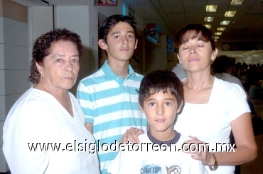 03072008
Eva García, Javier, Daniel y Patricia Zermeño viajaron a Tijuana
