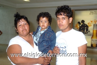 03072008
Jesús Francisco Álvarez viajó a Miami, Florida y fue despedido por María de la Cruz Marrero y el niño Jesús Marrero