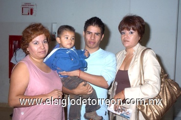 04072008
Ana Cecilia Valenciana y el niño Santiago Casillas viajaron a México y fueron despedidos por Guadalupe Valenciana y Emmanuel Siller