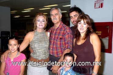 04072008
Carlos Acosta viajó a Europa y fue despedido por Rosario de Acosta, sus hijos Carlos y Georgina, y los niños Willy y Ana Cristina