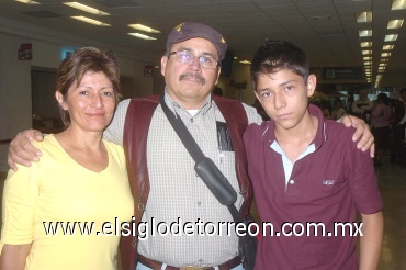 04072008
Con destino a Zaragoza, España se fue Marco Antonio de la Cruz y fue despedido por Polita Frayre y Jorge Antonio de la Cruz